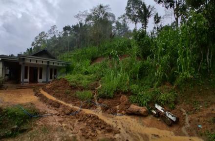 CUACA EXTREAM MENGAKIBATKAN TANAH LONGSOR DI WILAYAH DESA PAKEL